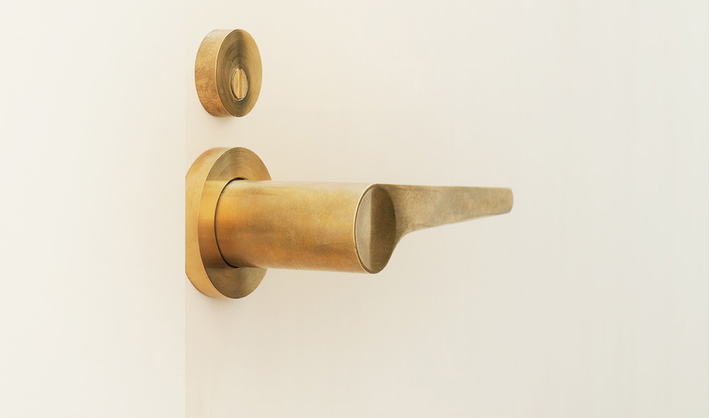 Luxury handmade door handle in pure brass | Human Heritage