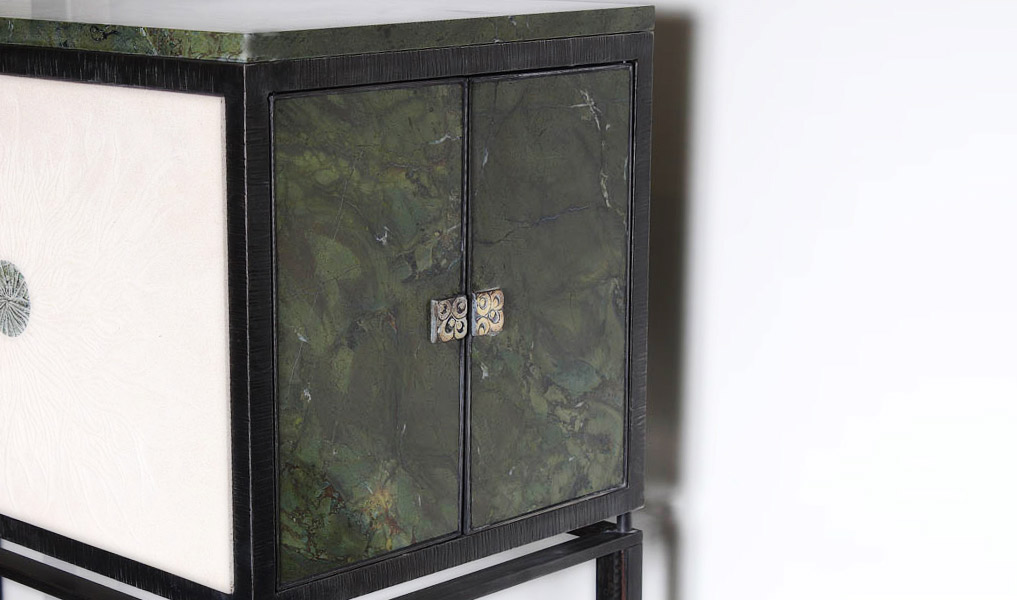 Cabinet in Brazilian marble, engraved stone, wrought iron | Human Heritage