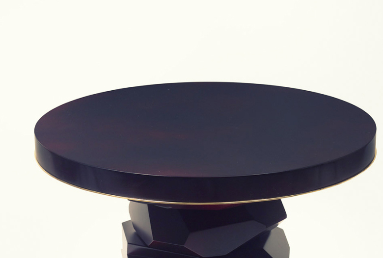 Side table, lacquered and varnished, table base and top mirror polished, thin brass ring | Human Heritage
