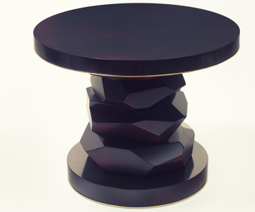 Side table, lacquered and varnished, table base and top mirror polished, thin brass ring | Human Heritage