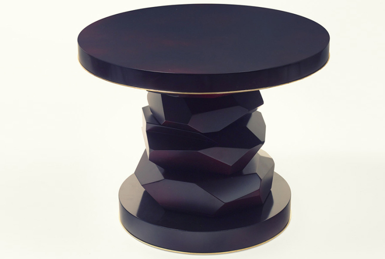 Side table, lacquered and varnished, table base and top mirror polished, thin brass ring | Human Heritage