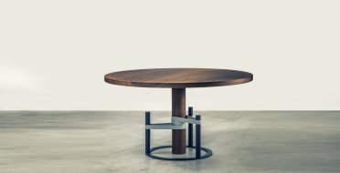 Table in European walnut, lacquered and black patinated metal | Human Heritage
