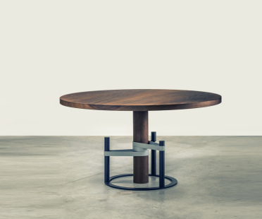 Table in European walnut, lacquered and black patinated metal | Human Heritage