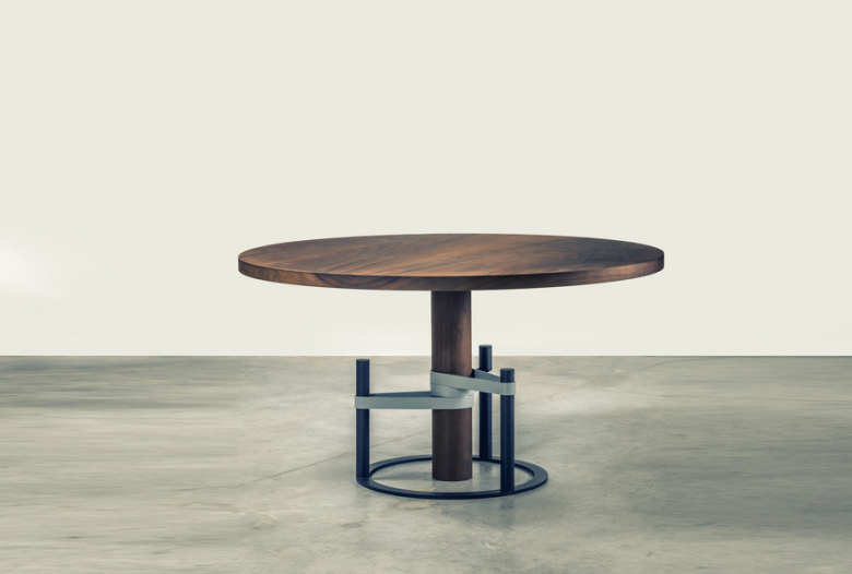 Table in European walnut, lacquered and black patinated metal | Human Heritage