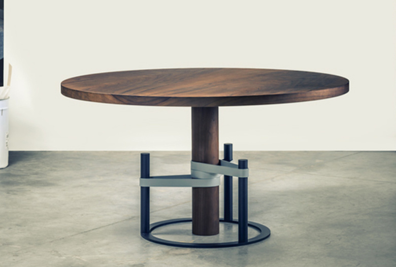 Table in European walnut, lacquered and black patinated metal | Human Heritage